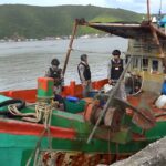 ทัพเรือ ไล่ล่าประมงเวียดนาม รุกล้ำน่านน้ำไทย ลอบคราดปลิงทะเล จับกุมไต้ก๋ง-ลูกเรือ 4 คน