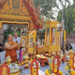 ชาวบ้านส่องเลขอ่างน้ำมนต์ บวงสรวงบูรณะโบสถ์เก่า อายุ100ปี ชำรุด-ถูกน้ำท่วม