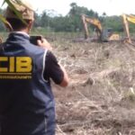 ตร.-ป่าไม้ รวบนายทุน คนงาน บุกรุกป่าสงวน หลักฐานมัดแบคโฮกำลังปรับพื้นที่ปลูกปาล์ม