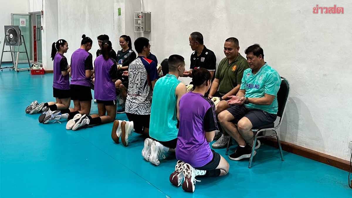 นักวอลเลย์บอลทีมชาติไทย นำพวงมาลัยเคารพโค้ช เนื่องในวันครูแห่งชาติ