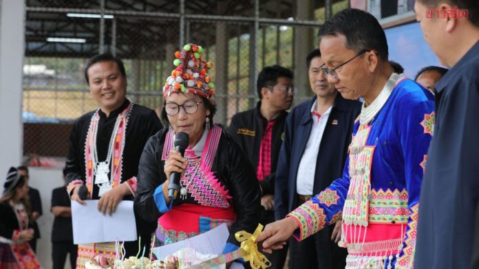 สมศักดิ์ สวมชุดม้ง เปิดงานปีใหม่ม้งบ้านทับเบิก ชาวบ้านร้องเพลงวันเกิดให้