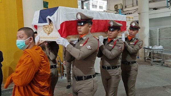 เสียชีวิตแล้ว ดาบตำรวจ ถูกเก๋งเมาขับชนขณะปฏิบัติหน้าที่ เลื่อนขั้น 4 ชั้นยศ ครอบครัวเศร้ารับศพ บก.ภ.จว.สมุทรสงคราม จัดกองเกียรติยศ