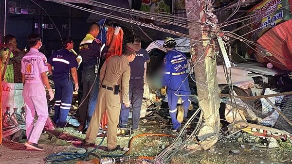 หนุ่มขับกระบะ ไม่ชินทาง สุดถนนคอนกรีต หักหลบหลุม เสียหลักพุ่งชนเสาไฟฟ้า รถพังยับเยิน เสียชีวิตคาที่ 3 ราย บาดเจ็บอีก 2 ราย