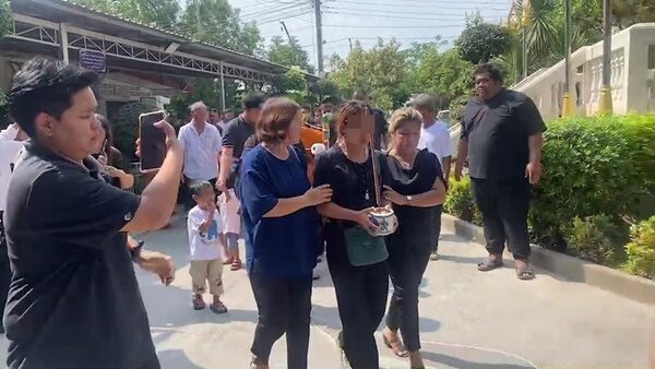 "พร"ลูบโลงร่ำไห้ขอโทษผัวก่อนเป็นลม เพื่อนร้องเพลงส่ง"ใหม่"ทั้งน้ำตา