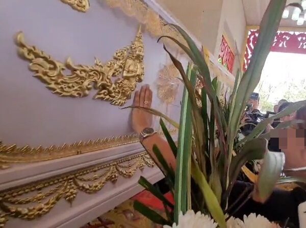 "พร"ลูบโลงร่ำไห้ขอโทษผัวก่อนเป็นลม เพื่อนร้องเพลงส่ง"ใหม่"ทั้งน้ำตา