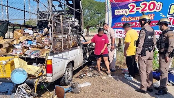 พ่อค้าหมดตัว ขับรถไปขายถ้วย-ชาม จู่ๆไฟไหม้รถ จอดแทบไม่ทัน วอดทั้งคัน 