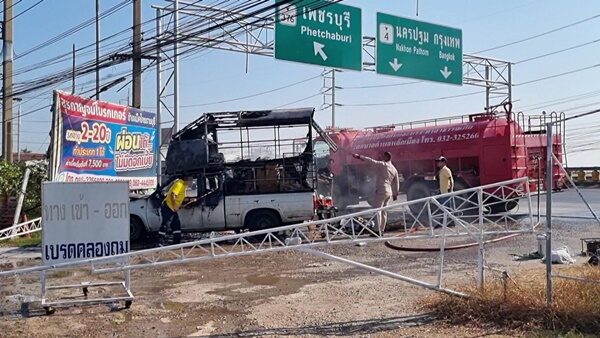 พ่อค้าหมดตัว ขับรถไปขายถ้วย-ชาม จู่ๆไฟไหม้รถ จอดแทบไม่ทัน วอดทั้งคัน 
