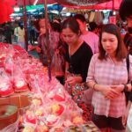 ตรุษจีนเริ่มแล้ว แห่จับจ่ายซื้อของไหว้คึกคัก ลูกหลานจัดเต็มชุดไหว้เอาใจบรรพบุรุษสายปาร์ตี้ 