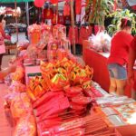 ตรุษจีนเริ่มแล้ว แห่จับจ่ายซื้อของไหว้คึกคัก ลูกหลานจัดเต็มชุดไหว้เอาใจบรรพบุรุษสายปาร์ตี้ 