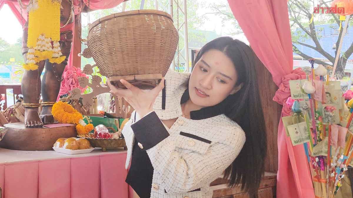 นักร้องลูกทุ่งดัง ขอพรกุมารทอง น้องเก้าเลิฟเลิฟ 30ล้าน เผยเลขเด็ด3ตัว นักร้องลูกทุ่งดัง ขอพรกุมารทอง น้องเก้าเลิฟเลิฟ 30ล้าน เผยเลขเด็ด3ตัว