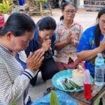 ฮือฮา ต้นหมากแตกกิ่งคล้ายเศียรพญานาค เชื่อมาให้โชค ชาวบ้านจุดธูปเซ่นไหว้ ทาแป้งขอหวย