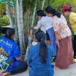 ฮือฮา ต้นหมากแตกกิ่งคล้ายเศียรพญานาค เชื่อมาให้โชค ชาวบ้านจุดธูปเซ่นไหว้ ทาแป้งขอหวย