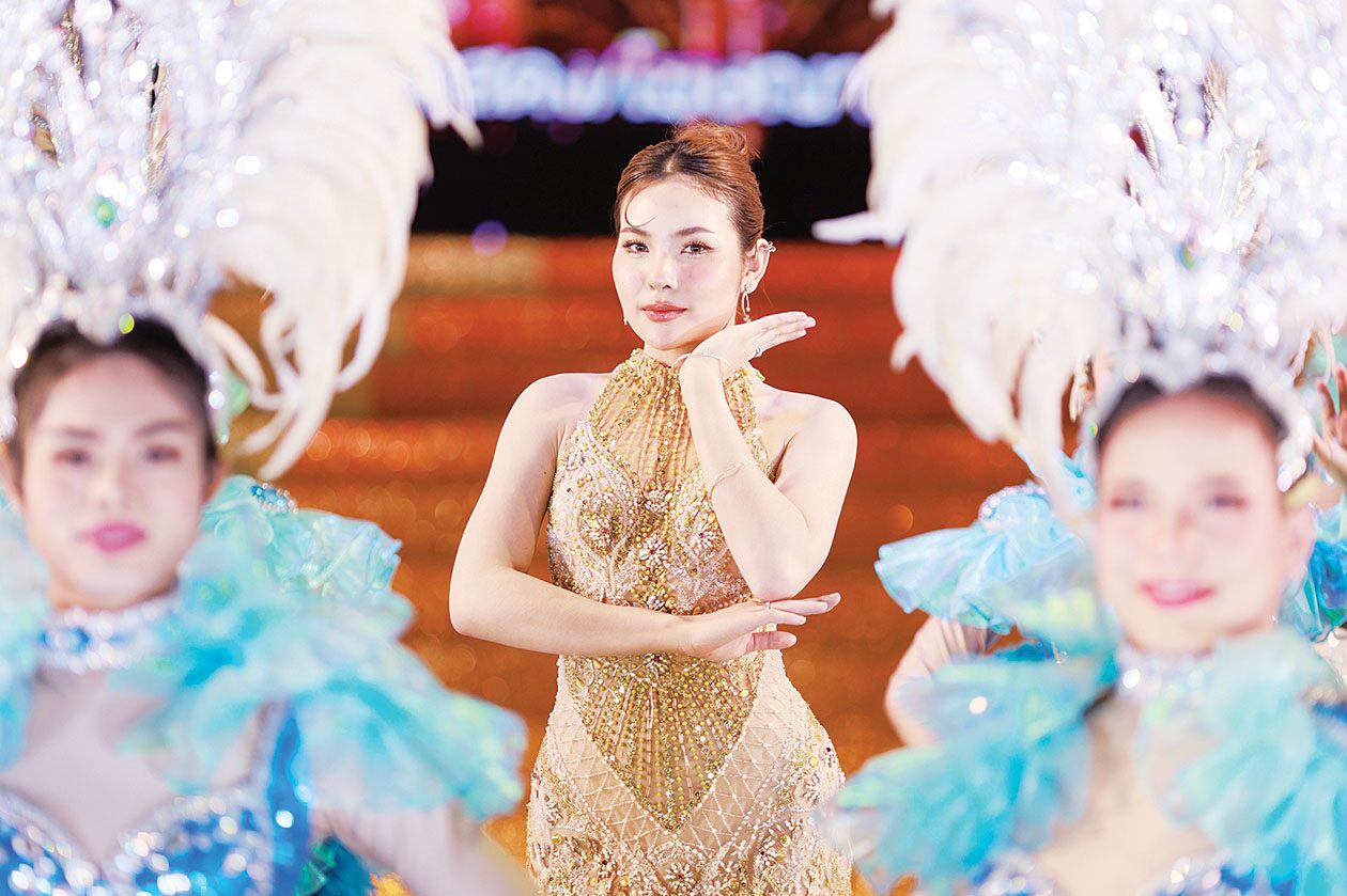 นอกจากมีดีกรีเป็นนางเอกคณะหมอลำ อีสานนครศิลป์ แล้ว ‘อาย ปาลิตา’ หรือ ‘ปาลิตา เชื้อสาวะถี’ ยังเป็นรองแชมป์จากรายการ หมอลำไอดอล