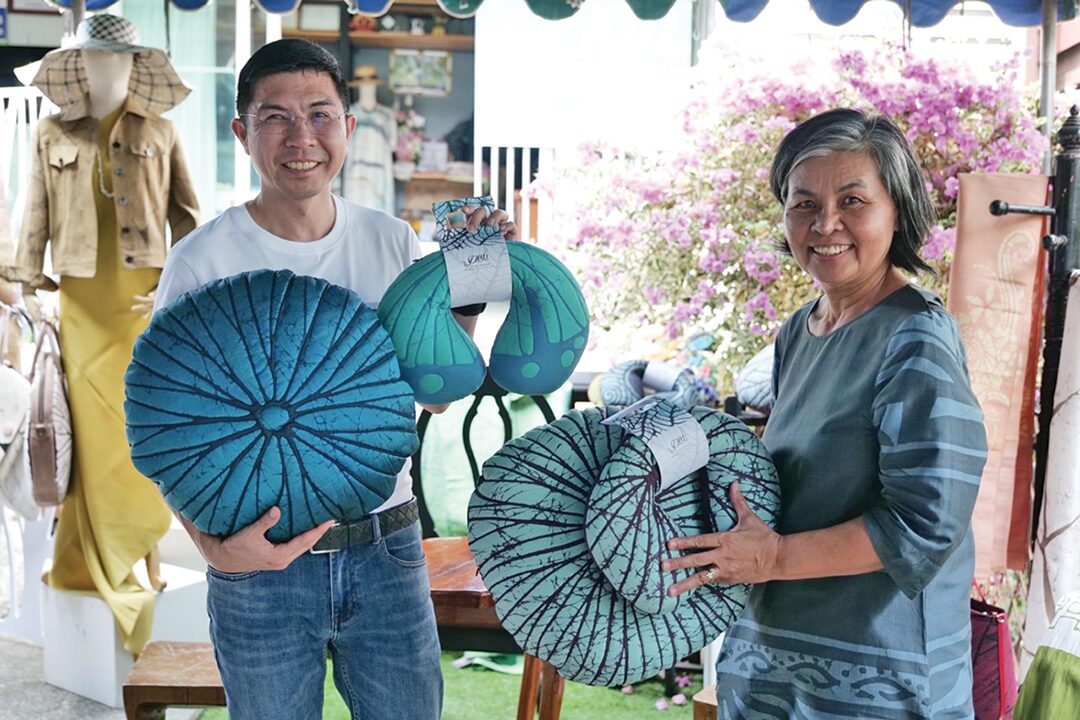 หลากหลาย - เปิดบ้านฅญาบาติก ผ้าไหมปักธงชัยสู่เวทีสากล