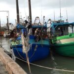 ทัพเรือ ไล่ล่าจับ เรือประมงเวียดนาม 2 ลำ รุกล้ำน่านน้ำอ่าวไทย ลักลอบคราดปลิงทะเล