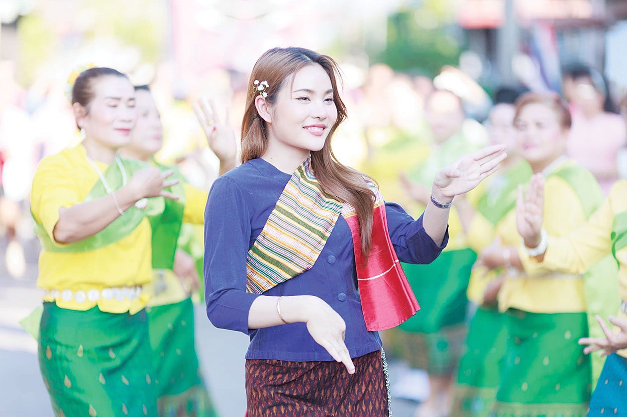 นอกจากมีดีกรีเป็นนางเอกคณะหมอลำ อีสานนครศิลป์ แล้ว ‘อาย ปาลิตา’ หรือ ‘ปาลิตา เชื้อสาวะถี’ ยังเป็นรองแชมป์จากรายการ หมอลำไอดอล