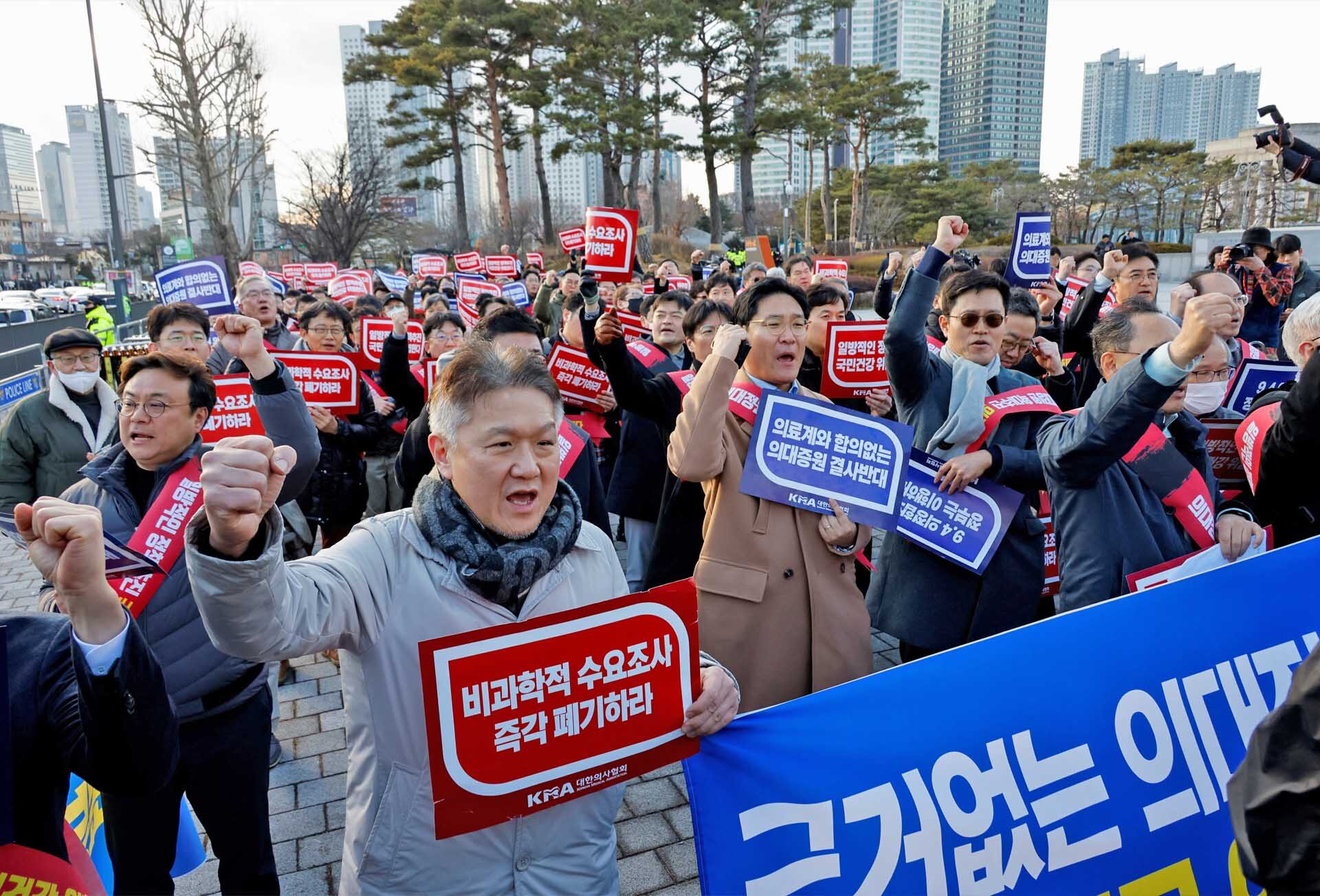 รัฐบาลเกาหลีใต้ “ขู่จับ-ถอนใบอนุญาตหมอ” ถ้าไม่เลิกสไตรก์แผนเพิ่มนศ.แพทย์