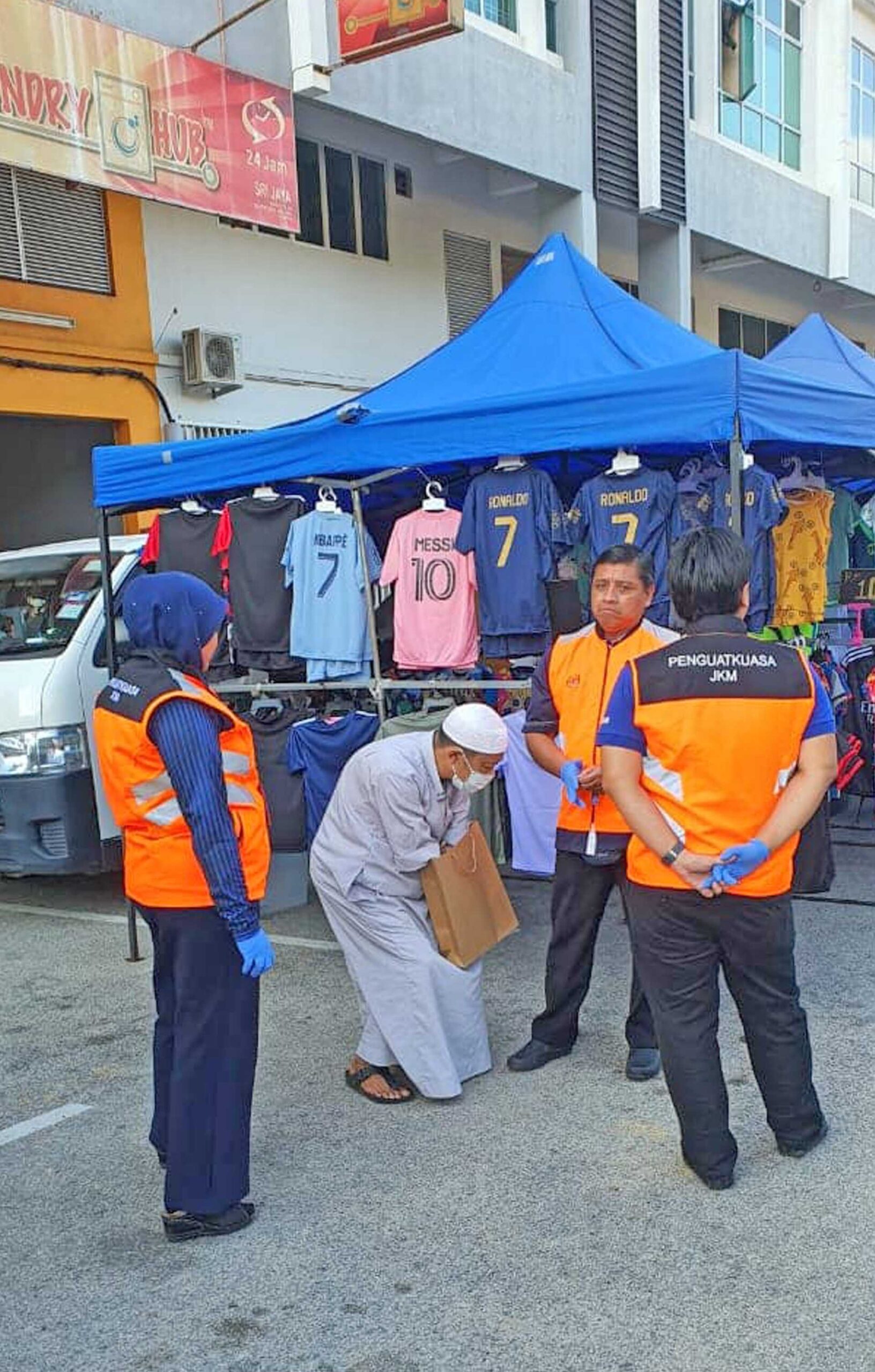 เจ้าหน้าที่สุดอึ้ง! ชายมาเลย์ขับเอสยูวี “ขอทานตลาดโต้รุ่ง” 4 ชั่วโมงได้เกือบ 4,000