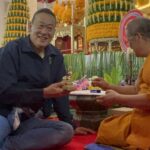 นายกฯ สักการะพระธาตุเชิงชุม เพื่อความเป็นสิริมงคล ก่อนลุยงานทั้งวัน จ.สกลนคร