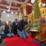 นายกฯ สักการะพระธาตุเชิงชุม เพื่อความเป็นสิริมงคล ก่อนลุยงานทั้งวัน จ.สกลนคร