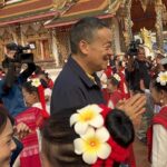 นายกฯ สักการะพระธาตุเชิงชุม เพื่อความเป็นสิริมงคล ก่อนลุยงานทั้งวัน จ.สกลนคร