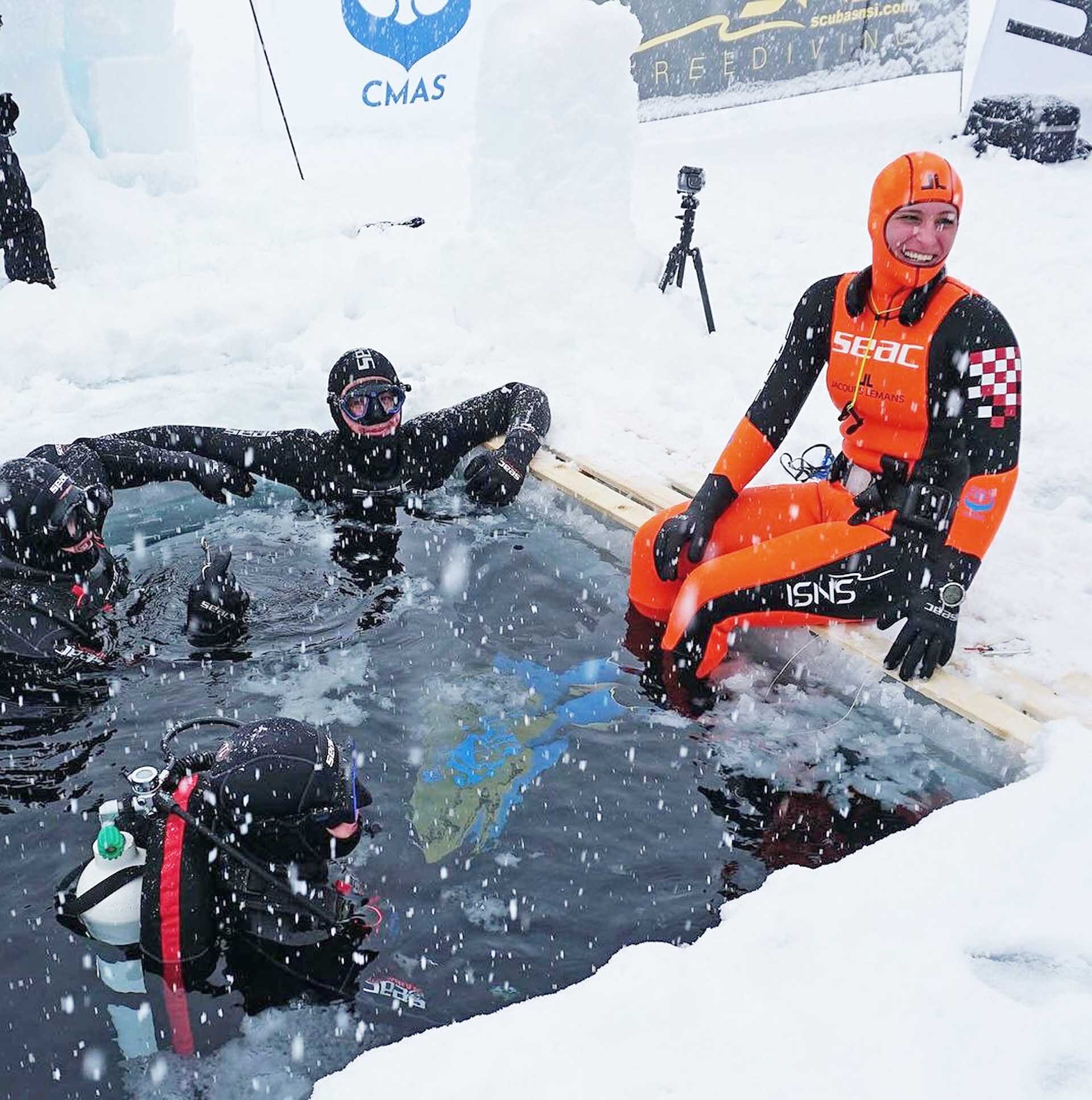 สาววัย 27 ทุบสถิติ “ฟรีไดวิ่งใต้น้ำแข็ง” ดำน้ำไร้ออกซิเจน-ไกลเกือบ 140 เมตร