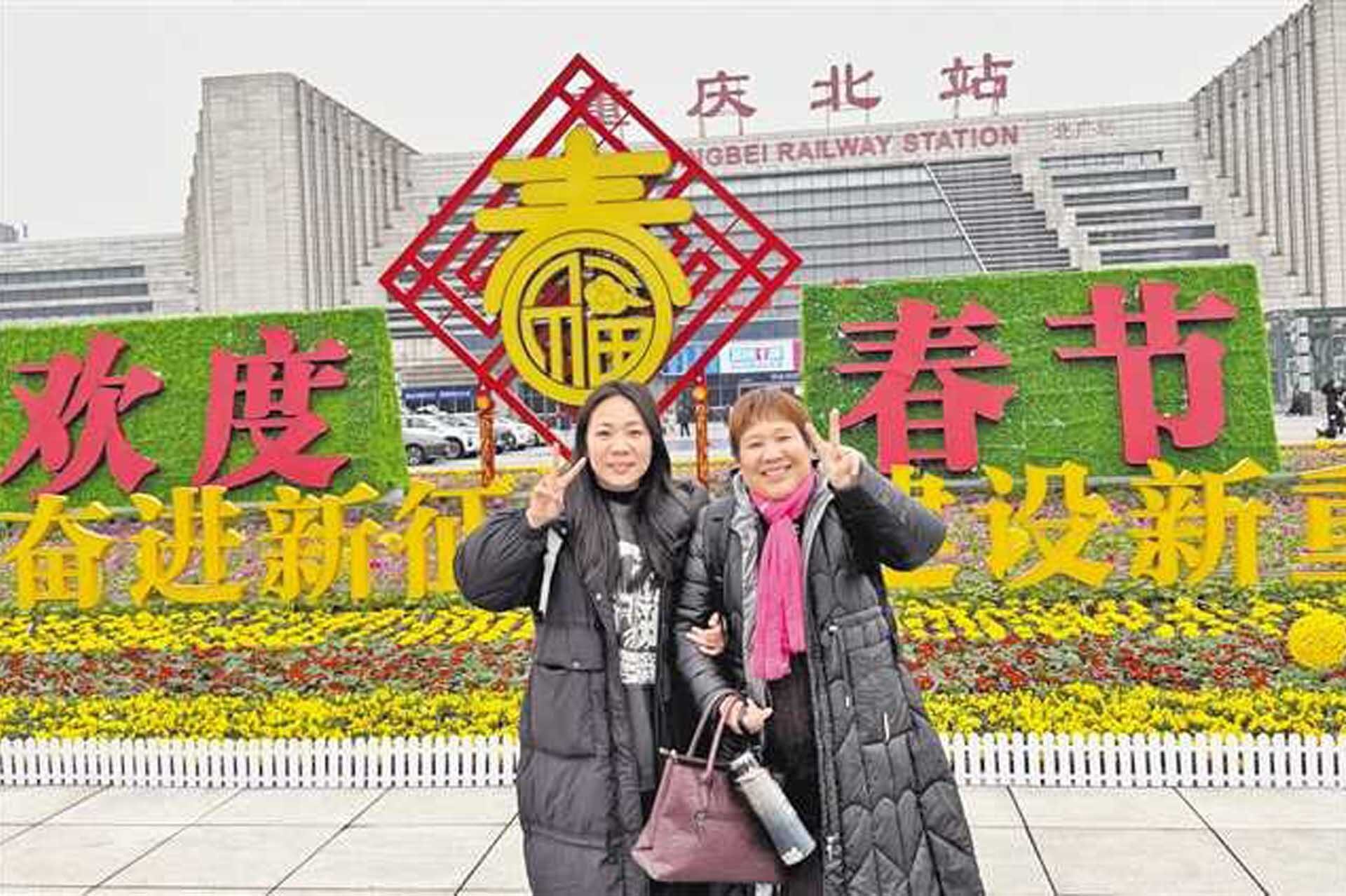 ชาวเน็ตซาบซึ้ง! สาวนักศึกษาเดินทาง 1,600 กิโลเมตร รับแม่กลับบ้าน-ฉลองตรุษจีน
