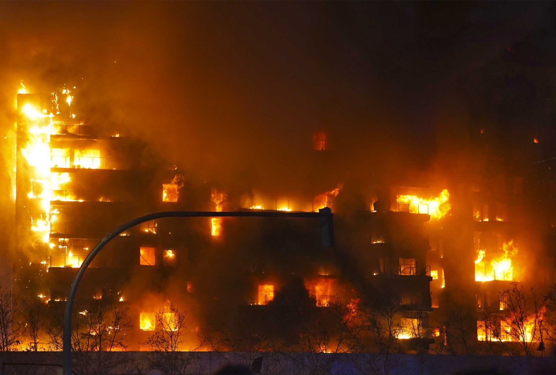 สเปนช็อก “ไฟไหม้เผาวอด” อพาร์ตเมนต์สูง 14 ชั้น สลดดับแล้ว 4 จนท.บาดเจ็บอื้อ