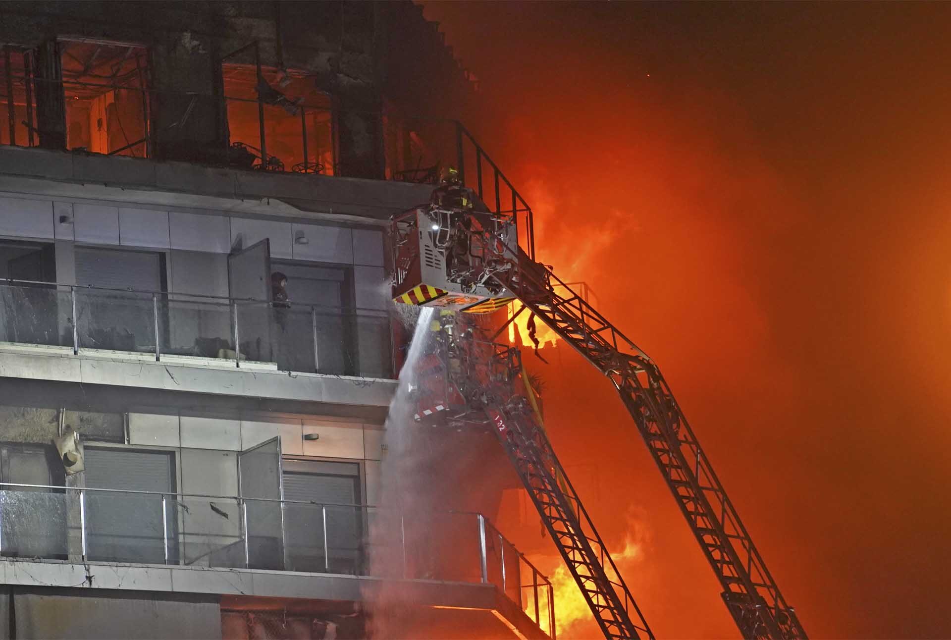 สเปนช็อก “ไฟไหม้เผาวอด” อพาร์ตเมนต์สูง 14 ชั้น สลดดับแล้ว 4 จนท.บาดเจ็บอื้อ
