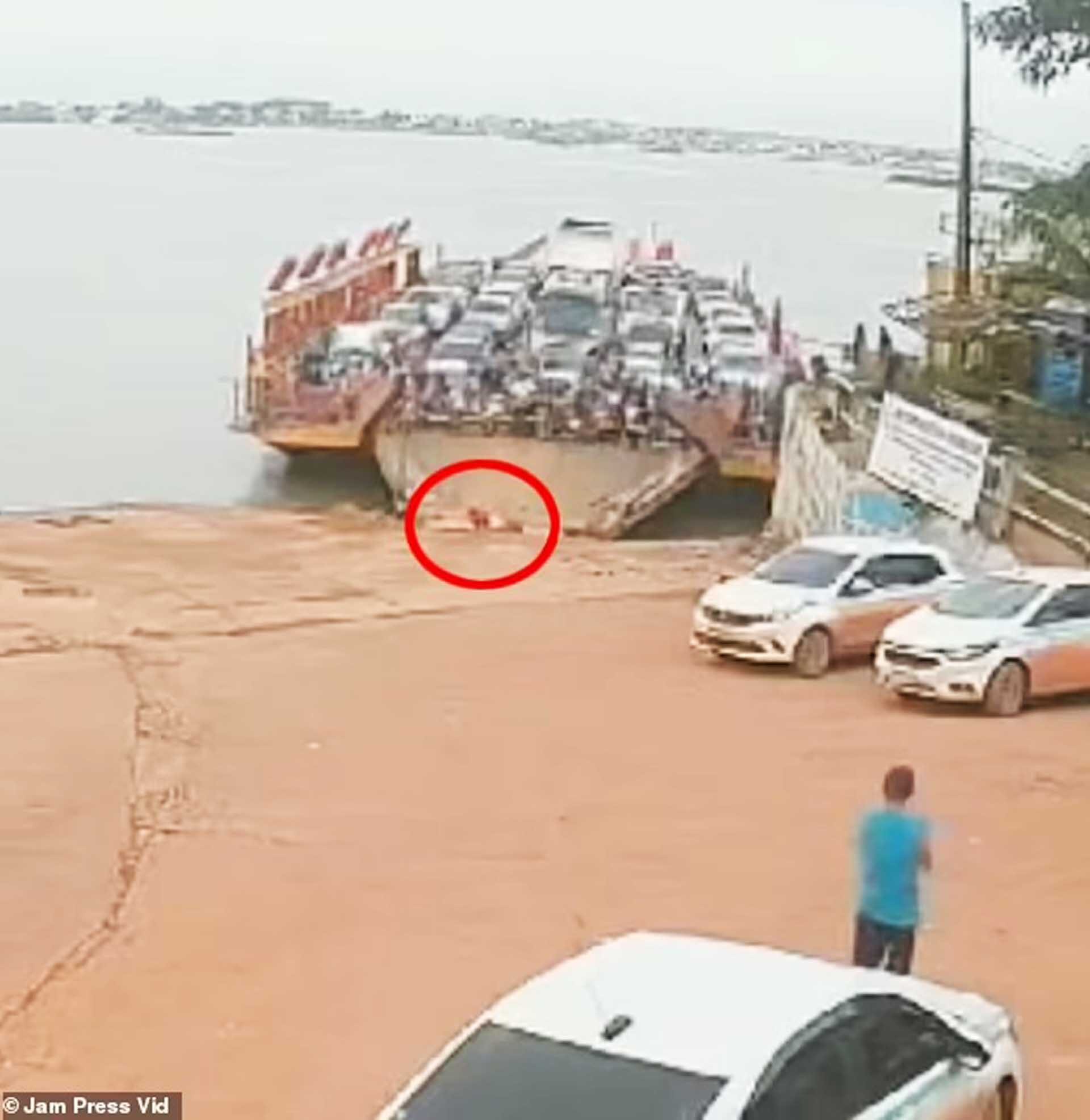 อุทาหรณ์หนุ่มรีบจัด “กระโดดล้มเสียหลัก” ถูกเรือข้ามฟาก “บดขยี้ขาขาด”