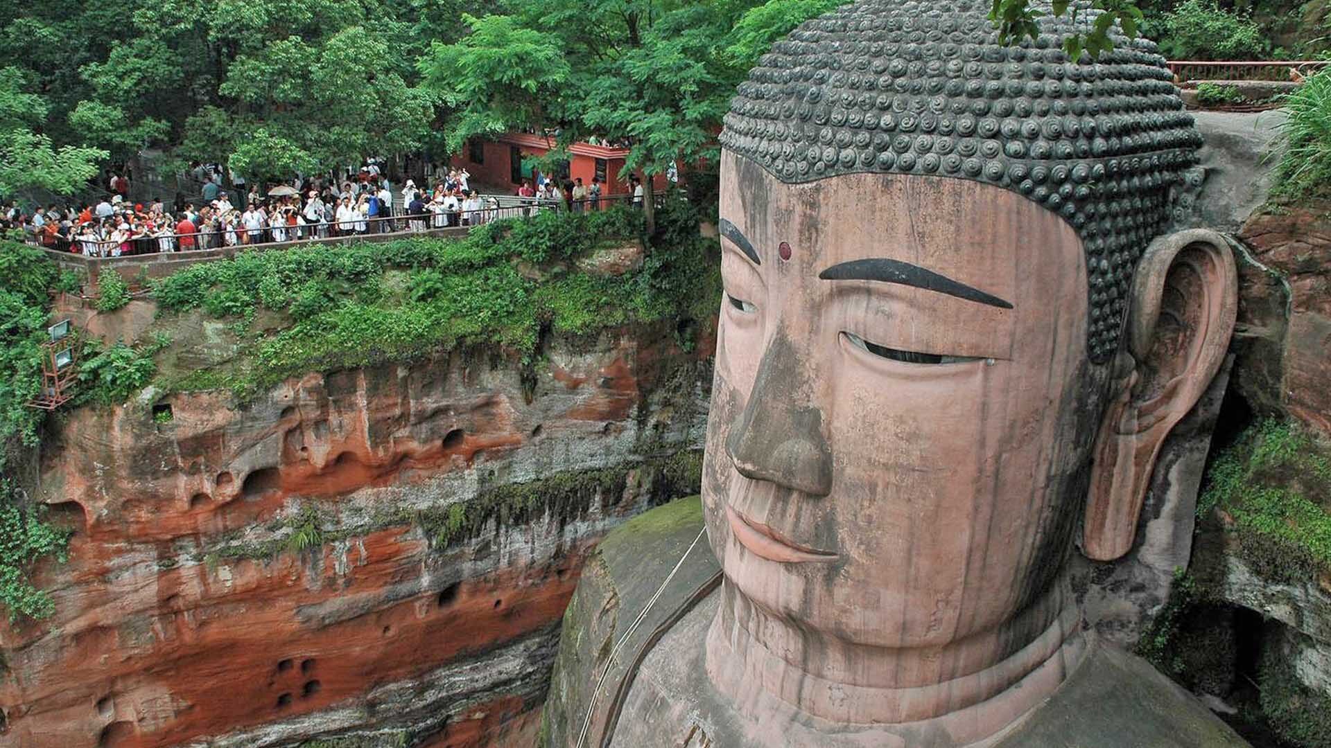ประณามชายปีน “พระพุทธรูปเล่อซาน” ก่อนฉี่รดเศียร-ตำรวจเผยเป็นคนป่วยจิต