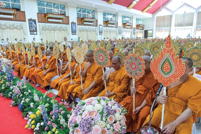 ข่าวสดพระเครื่อง - พิธีพระราชทานสัญญาบัตร 556 พระครู - คณะสงฆ์หนกลาง