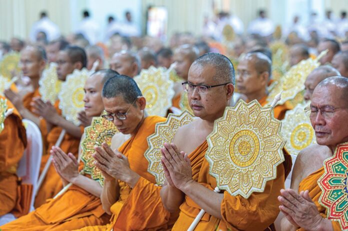 ข่าวสดพระเครื่อง - พิธีพระราชทานสัญญาบัตร 556 พระครู - คณะสงฆ์หนกลาง
