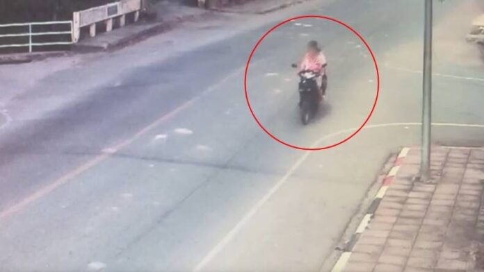 วงจรปิดจับภาพสุดท้ายหญิงสูงวัย 2 คน ก่อนถูกตำรวจป่วยจิตเวชถีบรถล้มแทงดับ1เจ็บ1