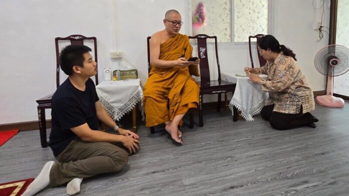 จับสึกพระปลัด! แฉฉุดคู่ขาเกย์ใช้รูปฆราวาสนัดเจอ ไม่ตรงปกอีกฝ่ายแย่งพวงมาลัยชนหนีหื่น 4 จับสึก