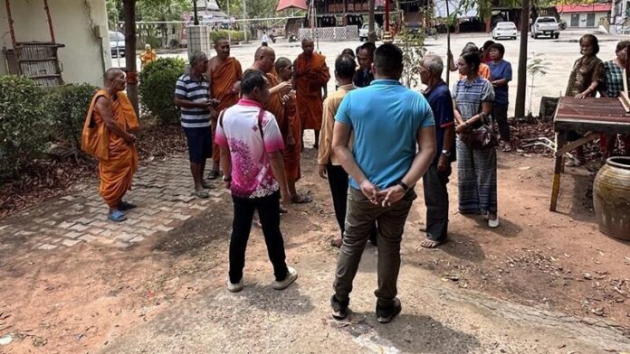 จับสึกพระปลัด! แฉฉุดคู่ขาเกย์ใช้รูปฆราวาสนัดเจอ ไม่ตรงปกอีกฝ่ายแย่งพวงมาลัยชนหนีหื่น 5 จับสึก