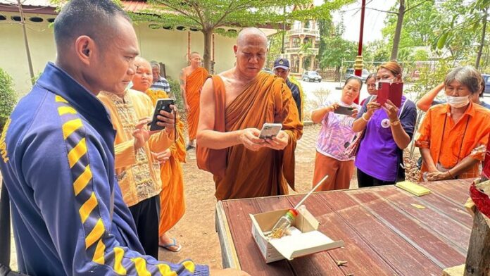 จับสึกพระปลัด! แฉฉุดคู่ขาเกย์ใช้รูปฆราวาสนัดเจอ ไม่ตรงปกอีกฝ่ายแย่งพวงมาลัยชนหนีหื่น 6 จับสึก