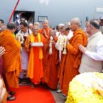 พุทธศาสนิกชนส่งเสด็จแน่นสนามบิน อัญเชิญพระบรมสารีริกธาตุ พระอรหันตธาตุ กลับสู่กรุงเดลี