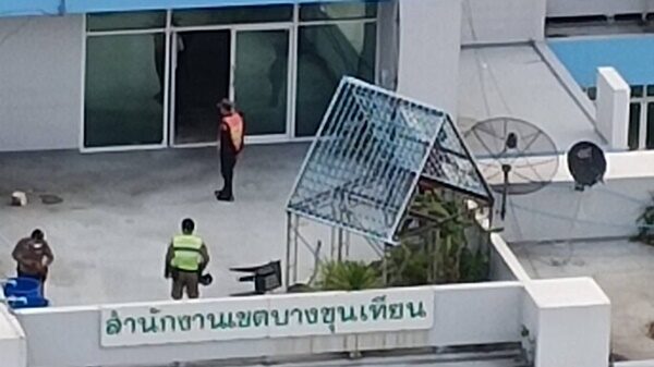 เปิดสาเหตุ หนุ่มบุกดาดฟ้า สำนักงานเขตบางขุนเทียน หวังกระโดดตึก ภรรยา-ตำรวจ ช่วยเกลี้ยกล่อมวุ่น