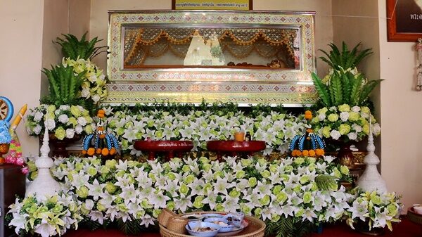 ศิษยานุศิษย์ แห่ร่วมพิธีเปลี่ยนผ้า หลวงพ่อจันทร์ พระเกจิร่างไม่เน่าเปื่อย เนื่องในวันครบรอบ 11 ปี วันมรณภาพ