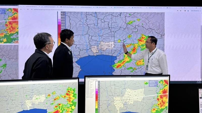 “ชัชชาติ” รับมือฝนกระหน่ำกรุง สั่งเตรียมเครื่องสูบน้ำเข้าประจำฝั่งธนฯ เฝ้าระวังฝนจากอ่าวไทย 