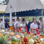 ชาวบ้านร่วมบวงสรวง เบิกเนตร เปิดศาลสมเด็จพระนเรศวร แห่ส่องเลขหางประทัด เล็งเสี่ยงโชค