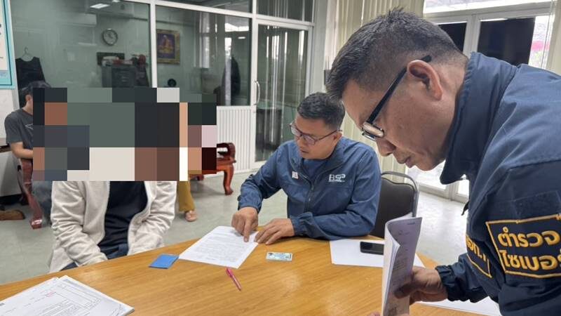 จับหนุ่มเปิดบัญชีม้าในนาม "หจก." ตุ๋นเหยื่อลงทุนซื้อขายหุ้น สูญเงินกว่า 2.2 ล้าน