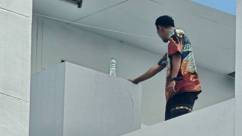 พ่อค้าข้าวแกงเครียดทะเลาะกับเมีย ถือปืนขู่ ก่อนหนีไปจะกระโดดตึกสำนักงานเขต 
