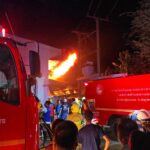 ระทึก ไฟไหม้โรงงานซิปรายใหญ่ เพลิงโหมรุนแรง ระดมรถดับ 50 คัน สกัดไฟนาน 3 ชม.