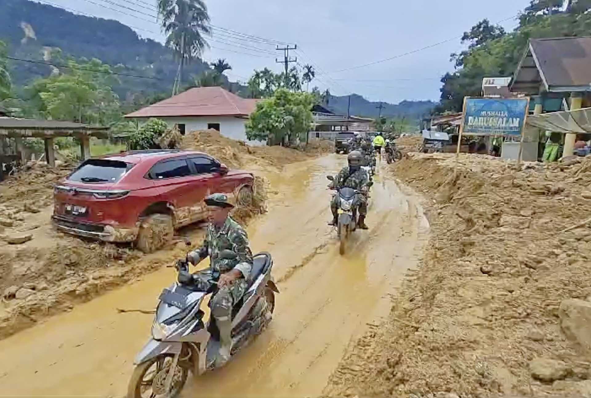 สลด 26 ศพสังเวย “น้ำท่วม-ดินถล่ม” อินโดนีเซียหวั่นเหยื่อพุ่ง-ฝนถล่มต่อเนื่อง
