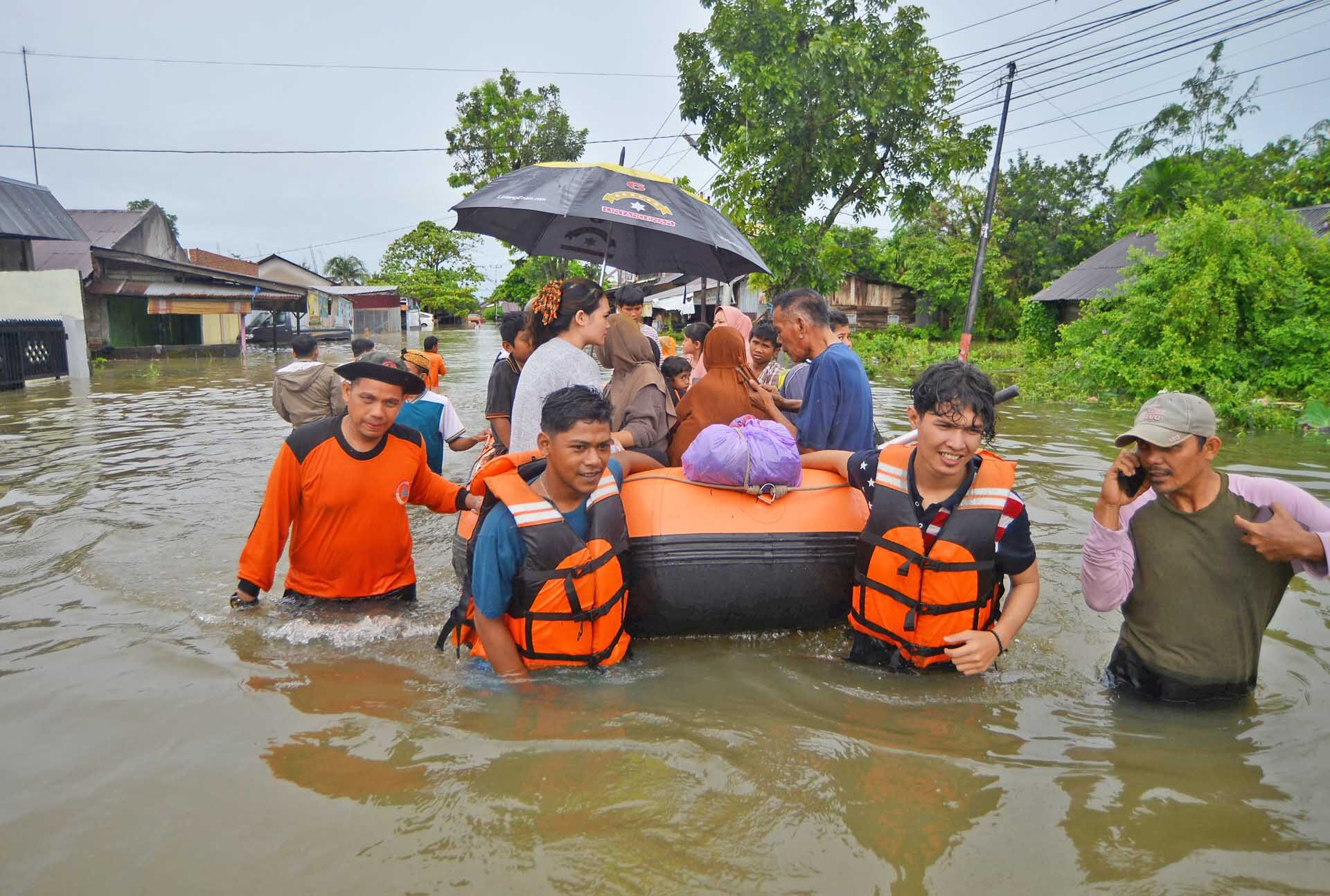 สลด 26 ศพสังเวย “น้ำท่วม-ดินถล่ม” อินโดนีเซียหวั่นเหยื่อพุ่ง-ฝนถล่มต่อเนื่อง