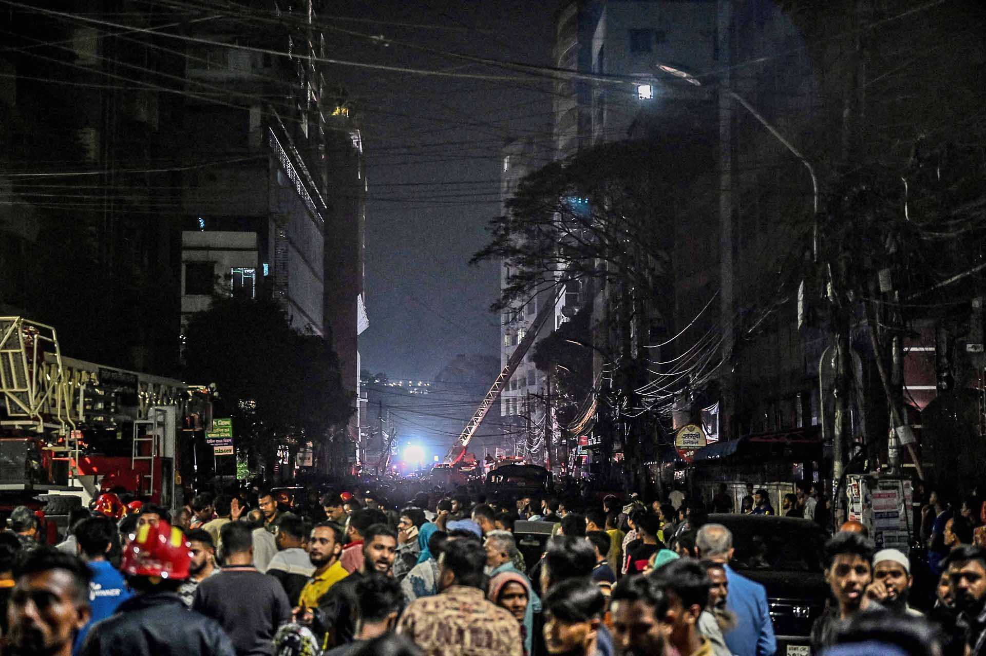 ไฟไหม้ร้านอาหาร “ลามเผาอาคารสูง 7 ชั้น” ในบังกลาเทศ ดับแล้ว 43 ศพ-เจ็บอื้อ