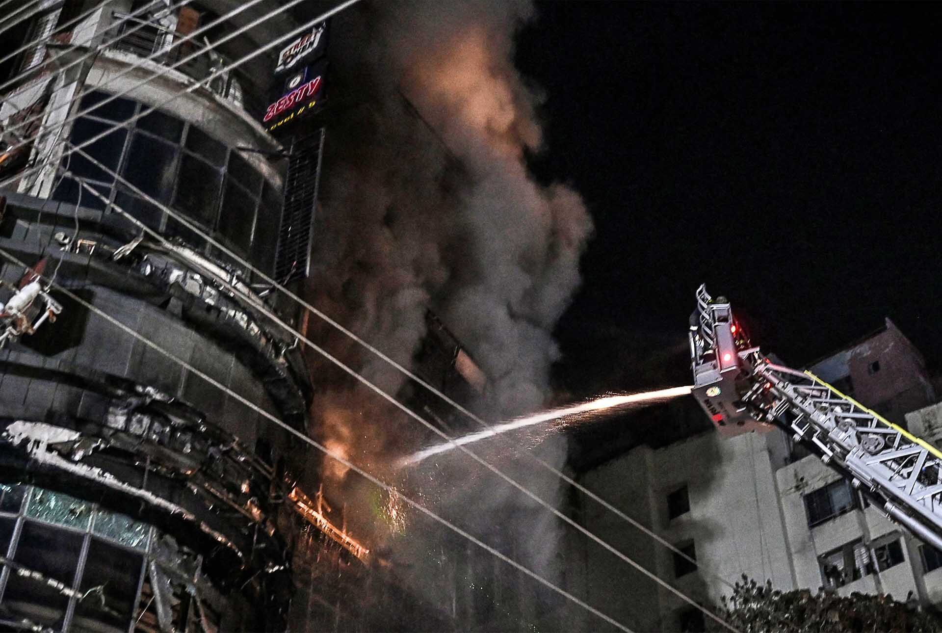 ไฟไหม้ร้านอาหาร “ลามเผาอาคารสูง 7 ชั้น” ในบังกลาเทศ ดับแล้ว 43 ศพ-เจ็บอื้อ