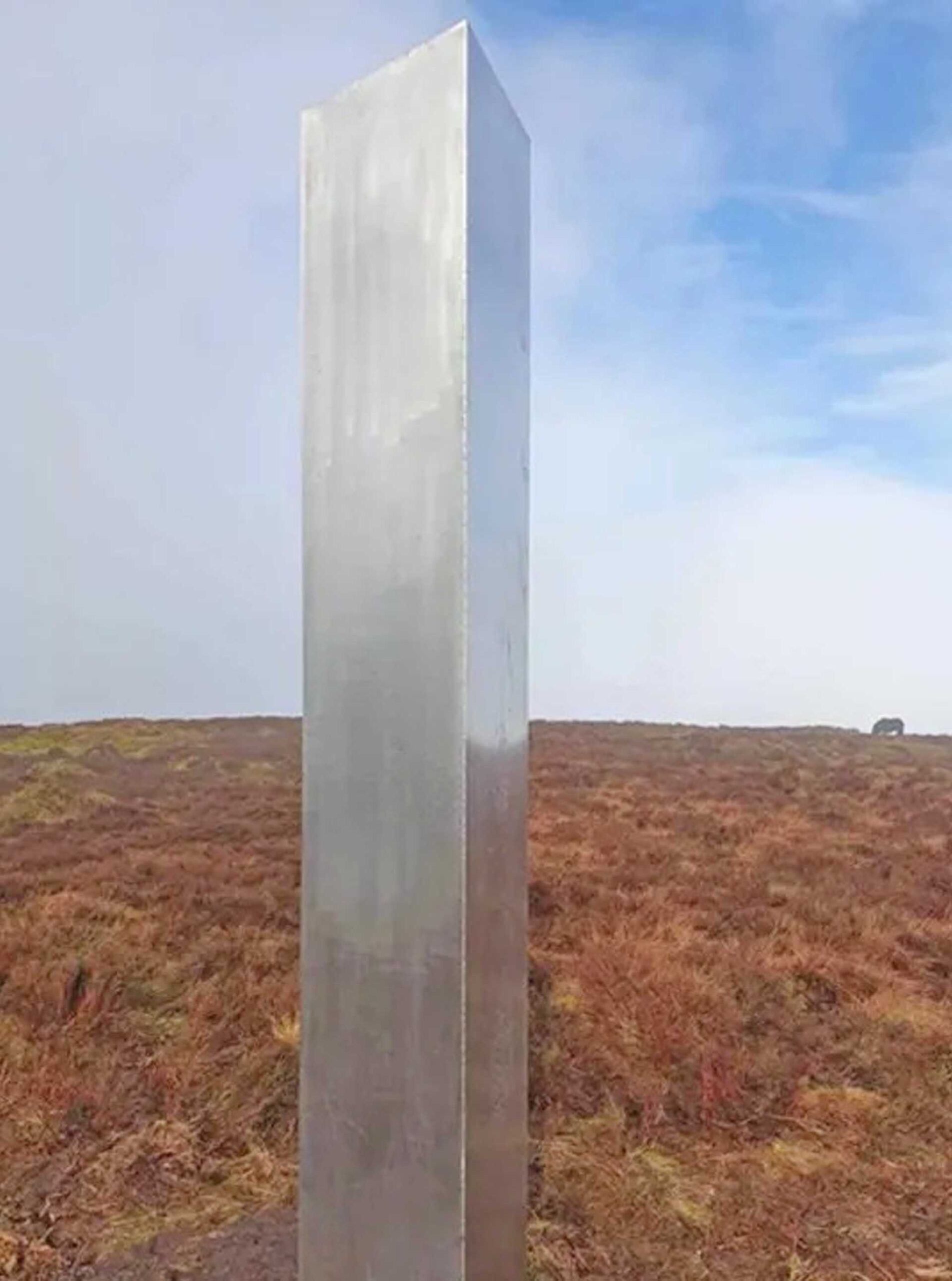 เสาปริศนาสูง 3 เมตร โผล่ในเวลส์-คล้าย “โมโนลิธ” ที่เป็นกระแสทั่วโลก 4 ปีก่อน